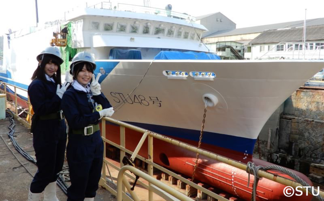 船名塗装完了後の藤原あずさと（左）と矢野帆夏（右）