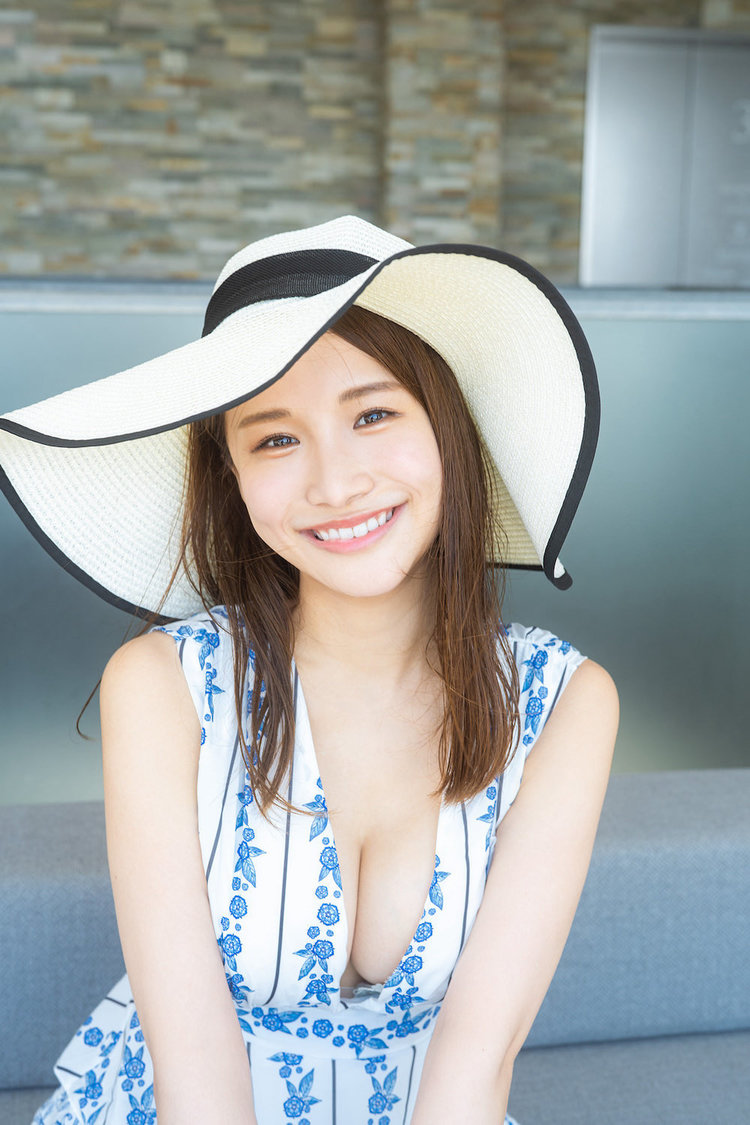  『嬉野ゆみ1st写真集 うれしのちゃん』より（(C)KADOKAWA 　(C)URESHINO YUMI  PHOTO／MAKINO SHOTA）