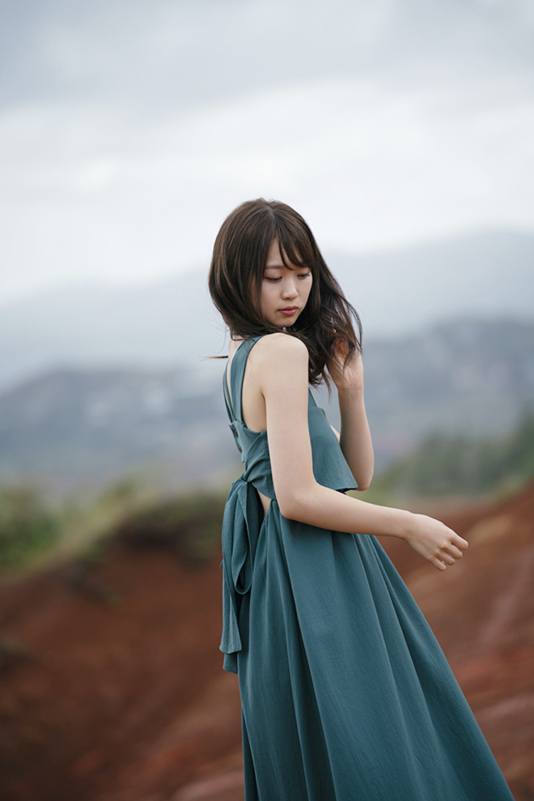 大自然の中でセクシーなドレス姿／芹澤 優２nd写真集『タイトル未定』（白夜書房）撮影＝YOROKOBI