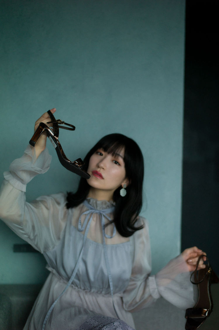 前島亜美写真集『白群』より（©細居幸次郎／小学館）