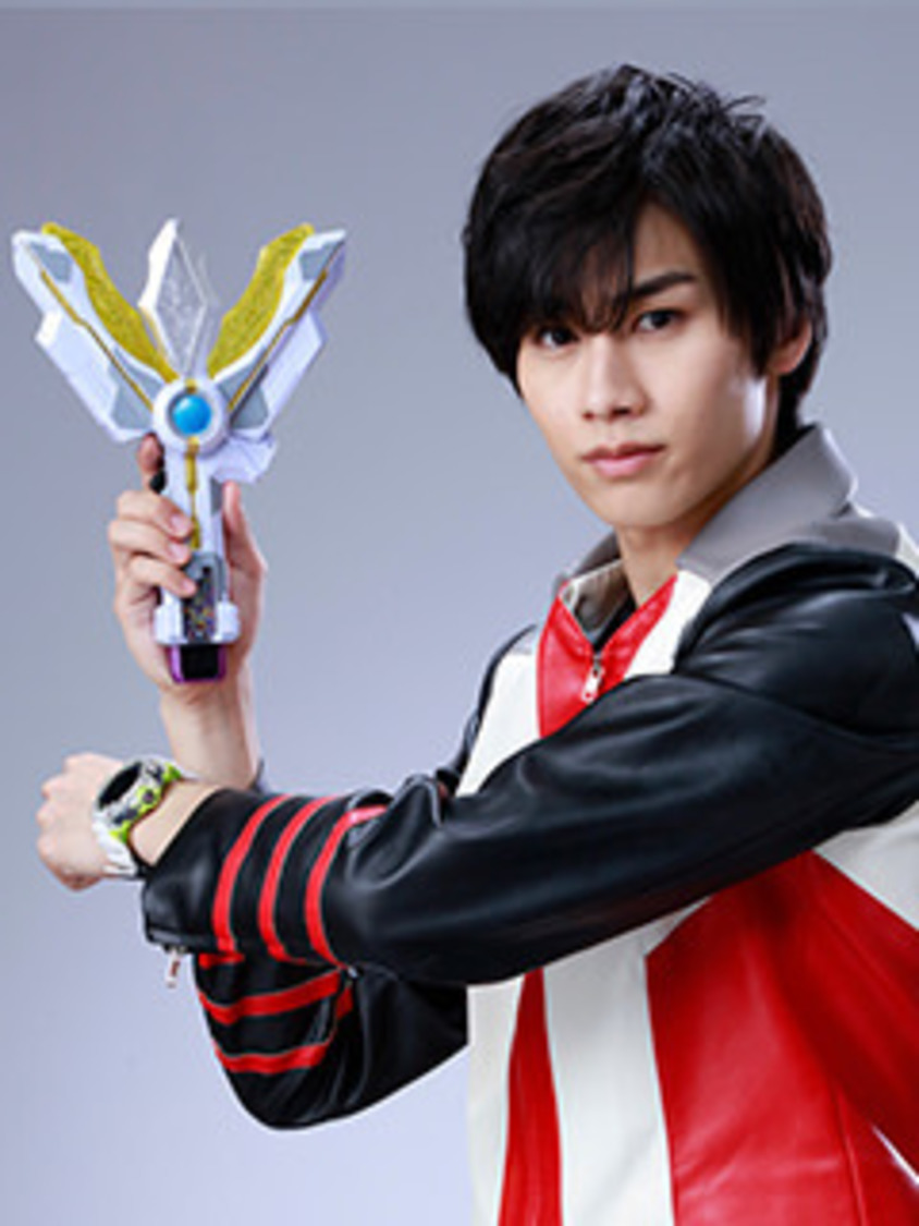 マナカ ケンゴ（演・寺坂頼我）