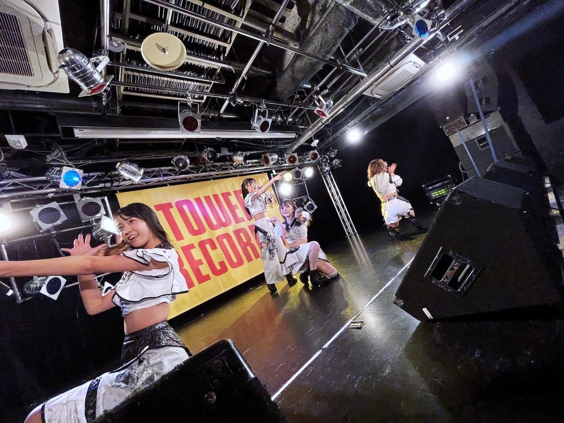 ＜「せめて月のように」リリースイベント＞タワーレコード渋谷店（2021年10月16日）