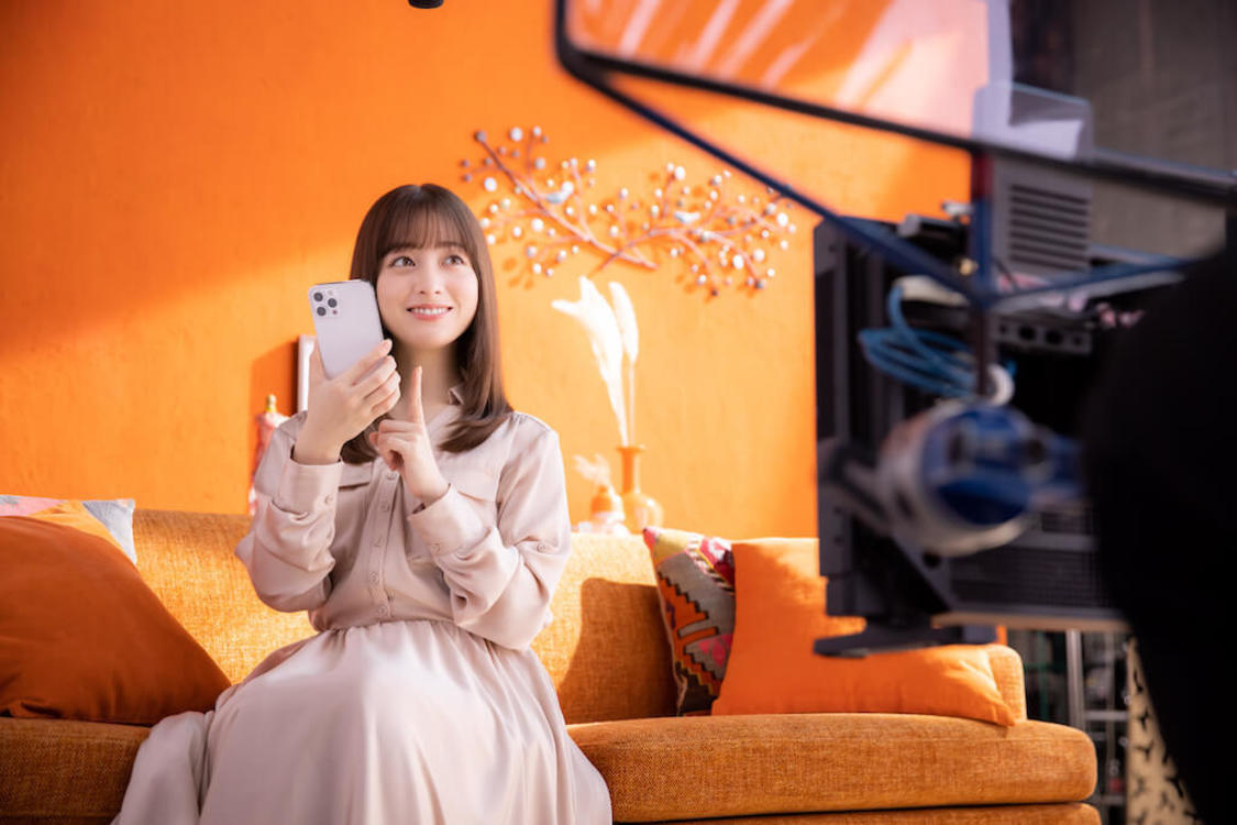 総合電子書籍ストア『ブックライブ』新TV-CM「ブックライブダンス」篇より