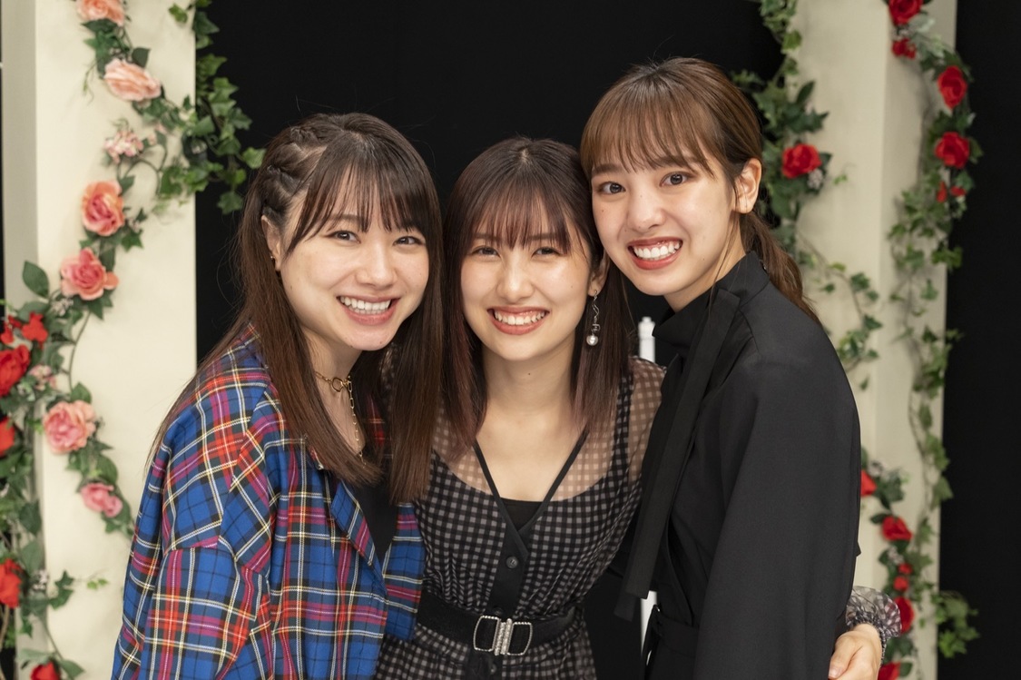 左から：石田亜佑美、佐藤優樹、飯窪春菜