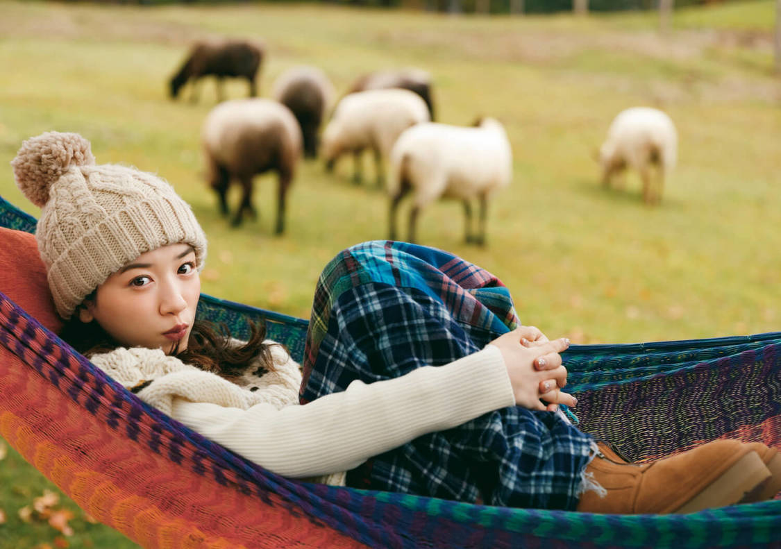 『永野芽郁オフィシャルカレンダー2022』楽天ブックス特典イメージカット（©SDP）※画像はイメージ