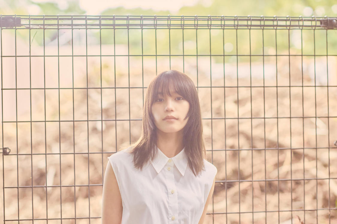 南沙良『SARA MINAMI 2022 CALENDAR』使用カット（©新津保建秀）