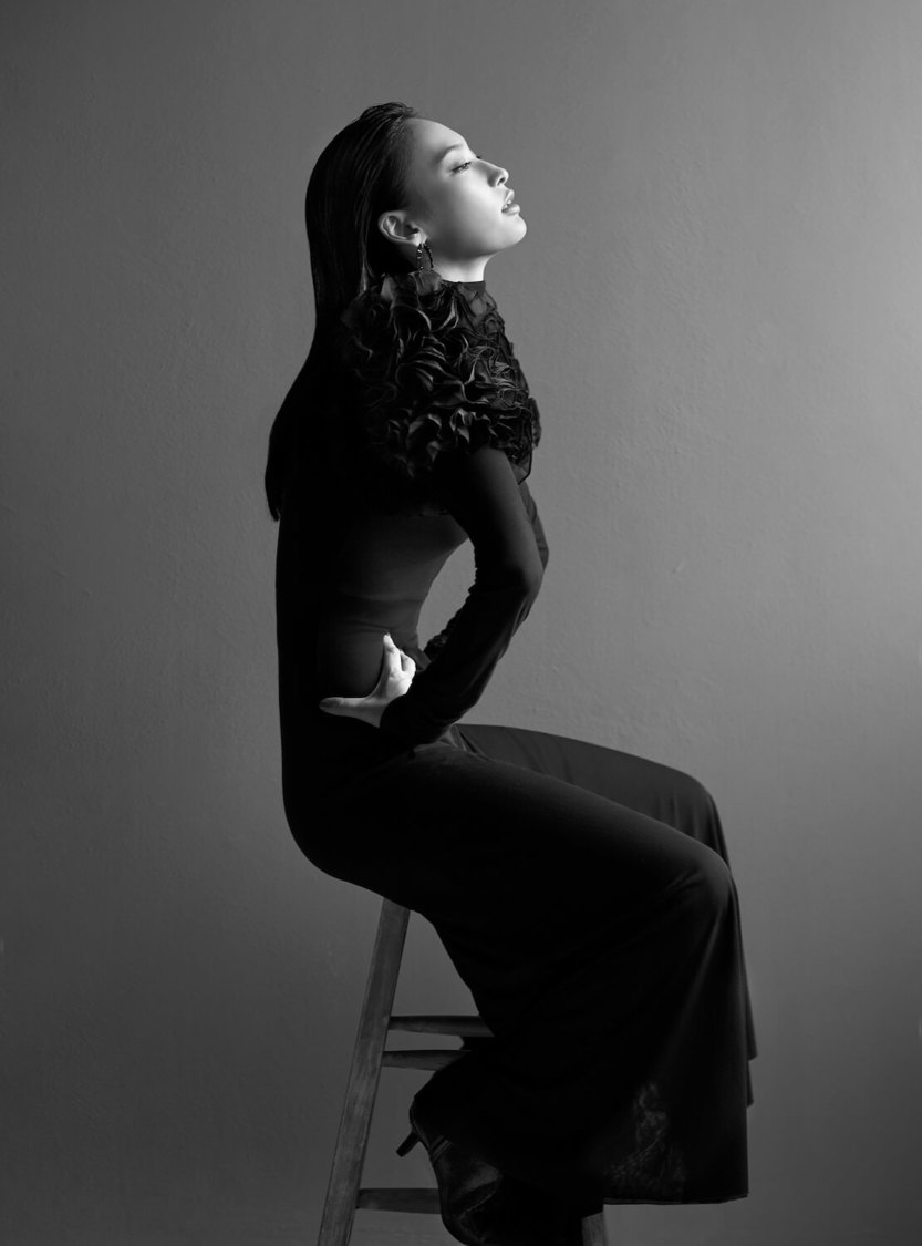 『大政絢 カレンダー2022』11月収録カット（©SDP）