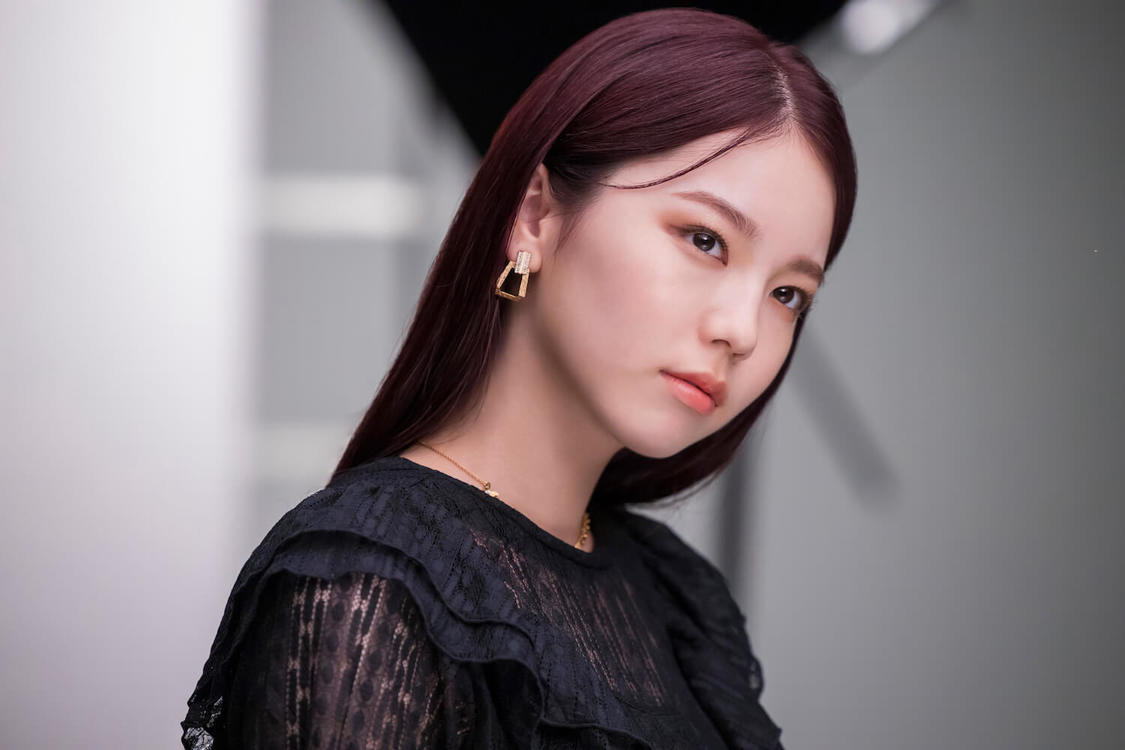 AYAKA（NiziU）『Visée（ヴィセ）』メイキングカットより