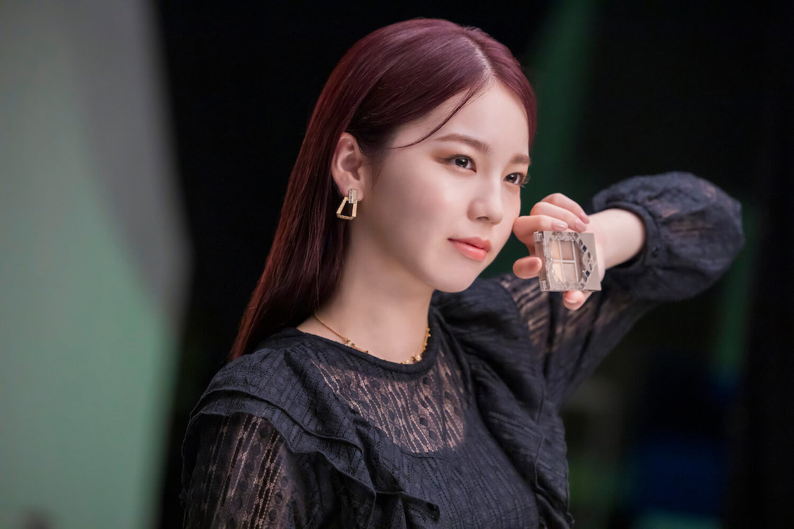 AYAKA（NiziU）『Visée（ヴィセ）』メイキングカットより