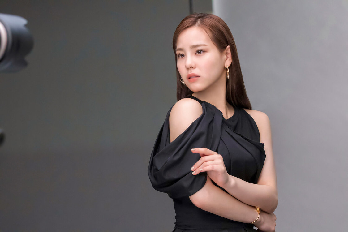 MAKO（NiziU）『Visée（ヴィセ）』メイキングカットより