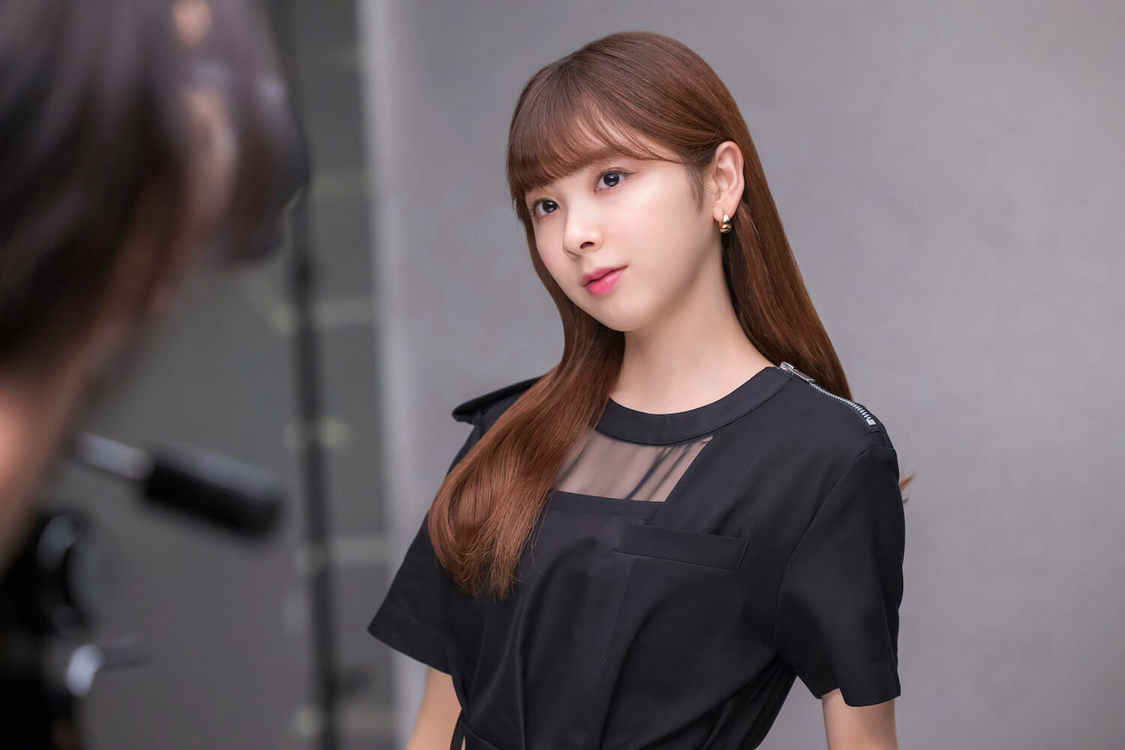 MIIHI（NiziU）『Visée（ヴィセ）』メイキングカットより