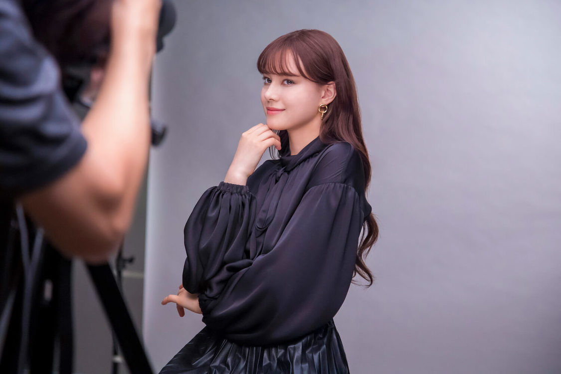 NINA（NiziU）『Visée（ヴィセ）』メイキングカットより