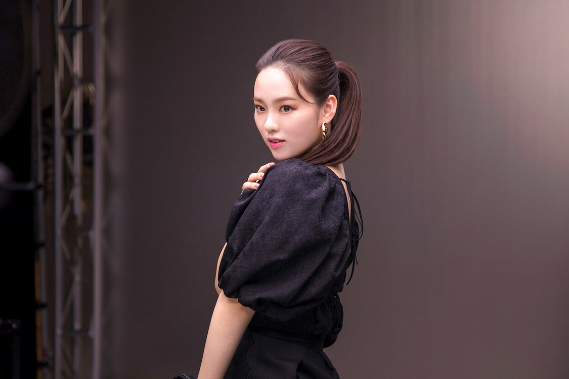 RIO（NiziU）『Visée（ヴィセ）』メイキングカットより