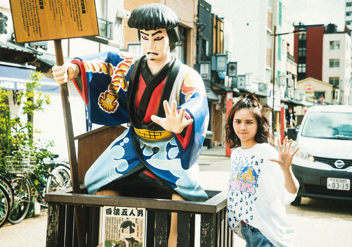 『秋田汐梨オフィシャルカレンダー2022』発売記念イベント特典カット（©SDP）