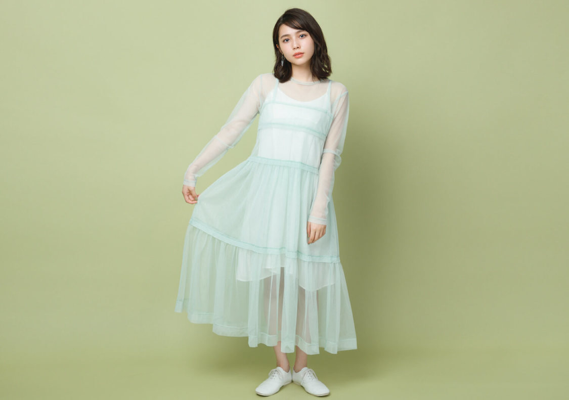 『秋田汐梨オフィシャルカレンダー2022』STARDUST SHOPPERS特典カット（©SDP）