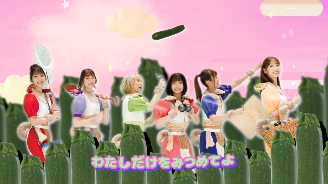 「柏木由紀なりの豆柴の大群 -ずっと気になるズッキーニ-」MVより