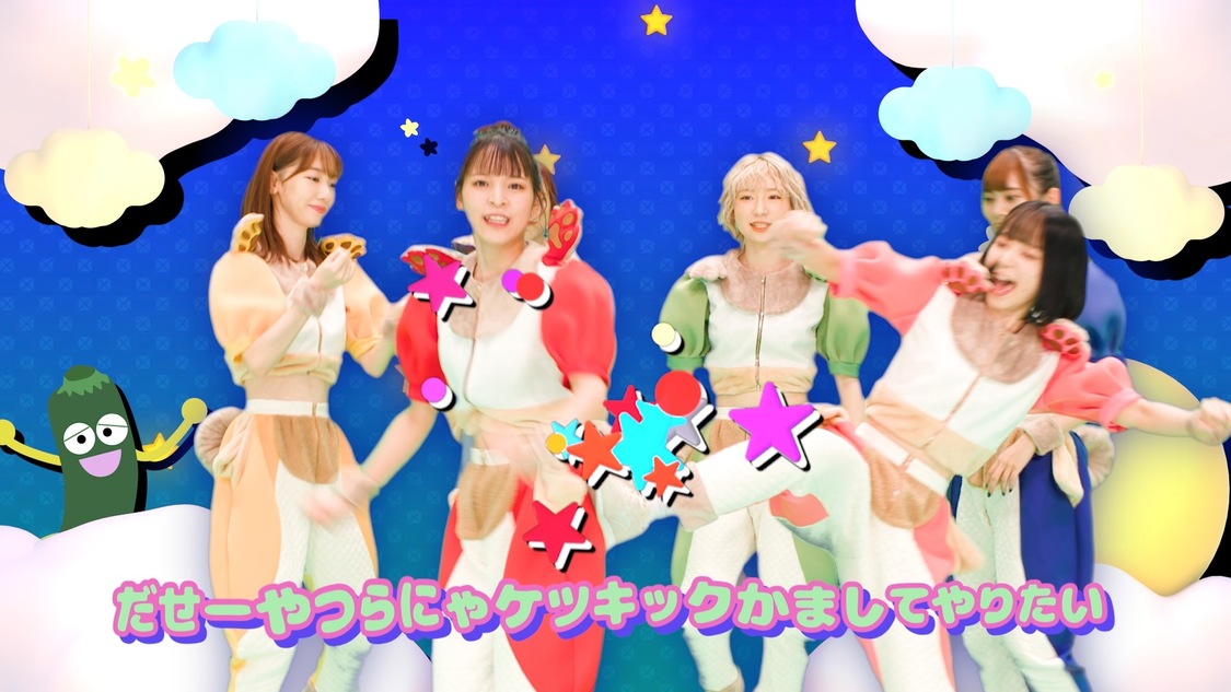 「柏木由紀なりの豆柴の大群 -ずっと気になるズッキーニ-」MVより