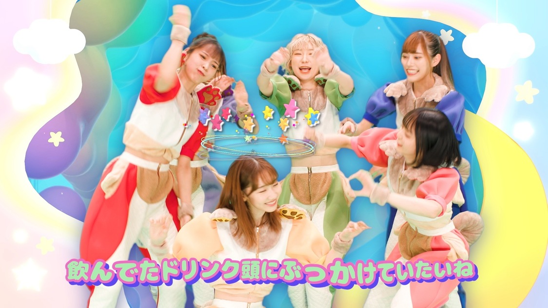 「柏木由紀なりの豆柴の大群 -ずっと気になるズッキーニ-」MVより