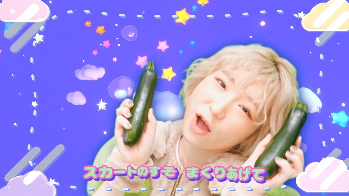 「柏木由紀なりの豆柴の大群 -ずっと気になるズッキーニ-」MVより