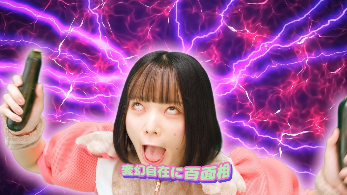 「柏木由紀なりの豆柴の大群 -ずっと気になるズッキーニ-」MVより