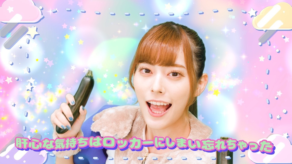 「柏木由紀なりの豆柴の大群 -ずっと気になるズッキーニ-」MVより