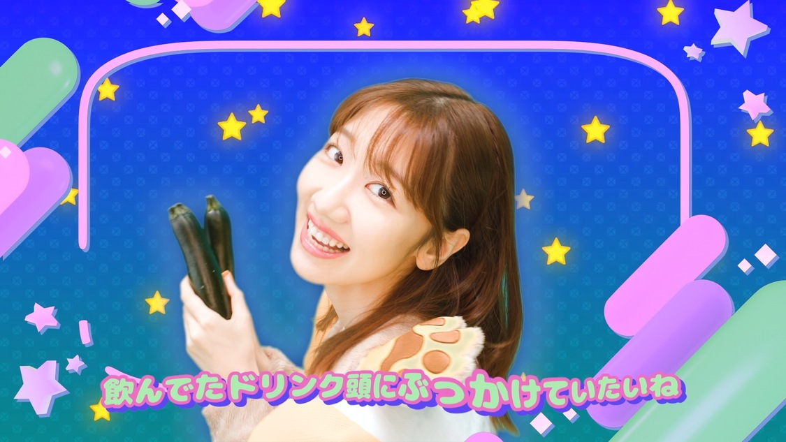 「柏木由紀なりの豆柴の大群 -ずっと気になるズッキーニ-」MVより