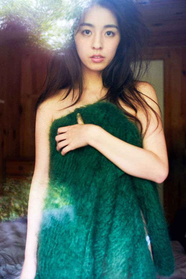 柳ゆり菜『女っぷり』アザーカット（撮影：戎康友／出版社：扶桑社）