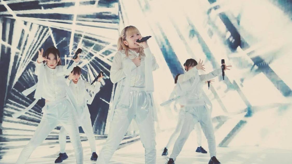 EMPiRE『BRiGHT FUTURE LiVE』より