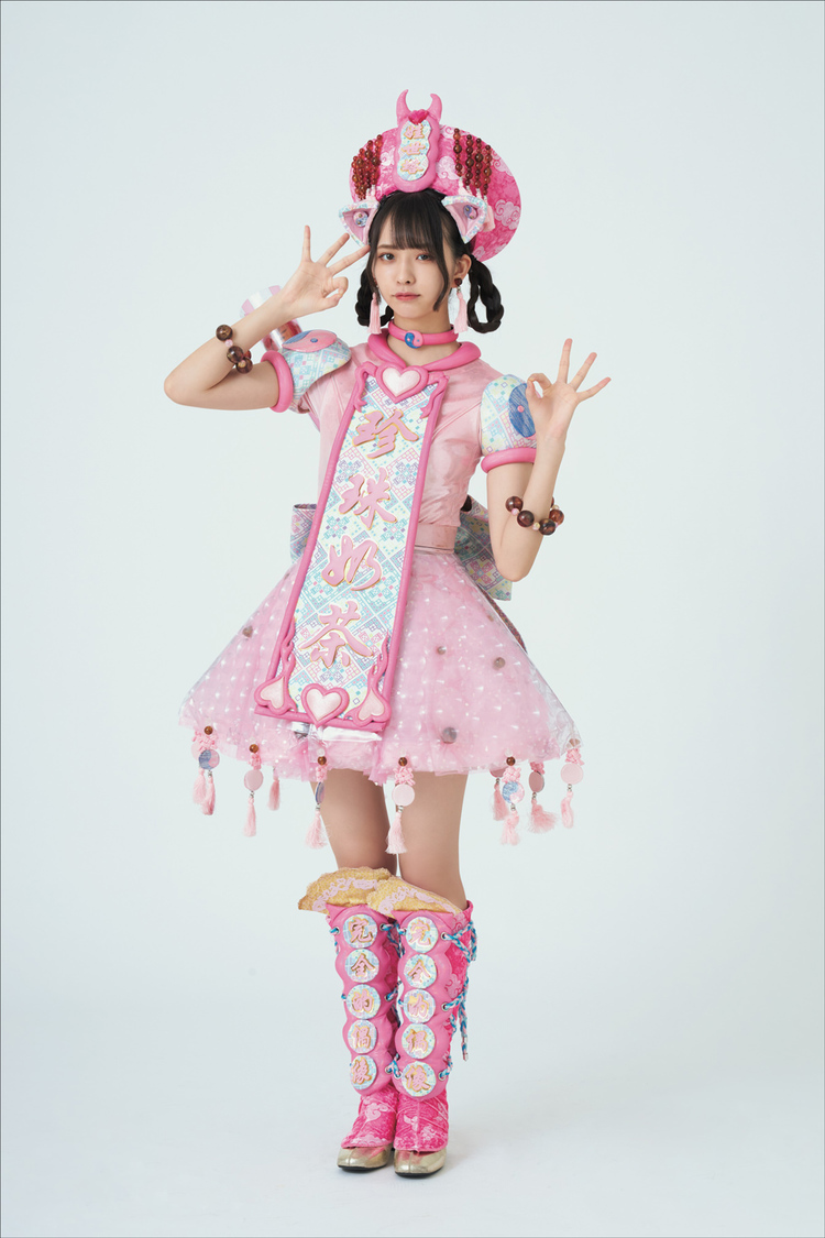 わーすた史上1番ド派手なミニアルバム『JUMPING SUMMER』収録曲「タピオカミルクティー」の衣装『わーすた旅行記』誌面カット（徳間書店／撮影：藤城貴則）