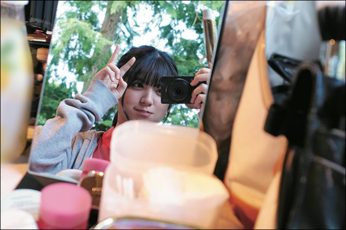 インタビューページでは坂元葉月がメンバーのオフショットを撮影『わーすた旅行記』誌面カット（徳間書店／撮影：藤城貴則）