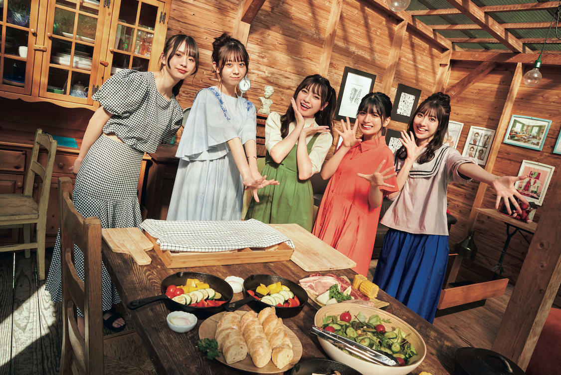 グランピングで食事を楽しむメンバーたち『わーすた旅行記』誌面カット（徳間書店／撮影：藤城貴則）