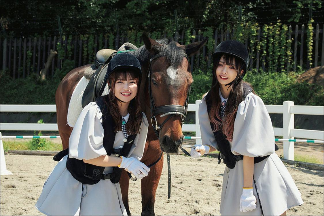 乗馬に挑戦した廣川奈々聖と三品瑠香（『月刊エンタメ』連載振り返り企画）『わーすた旅行記』誌面カット（徳間書店／撮影：藤城貴則）