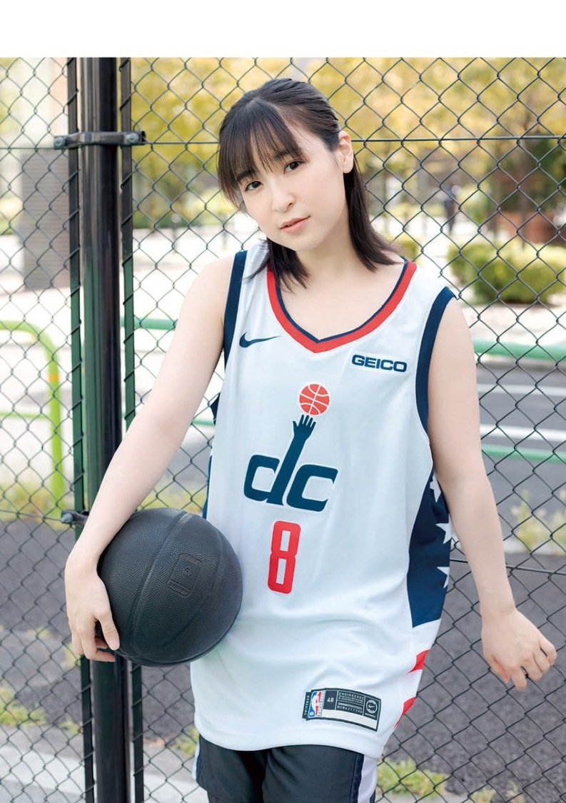 『中﨑絵梨奈 カレンダー 2022』より