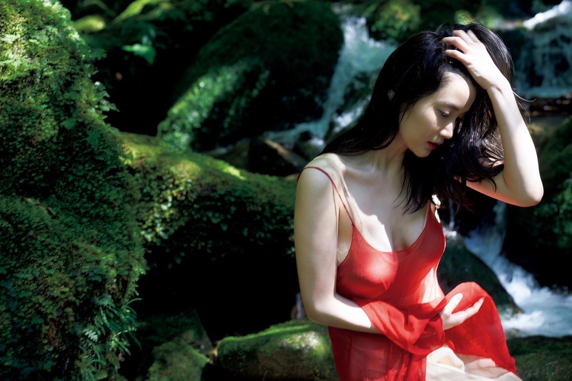 出口亜梨沙 写真集『Entrance』より