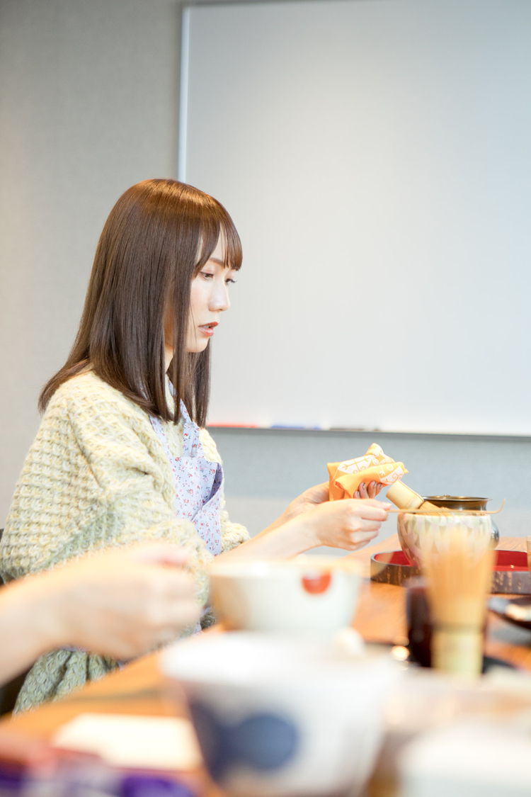 一生懸命に帛紗の復習をする江嶋｜26時のマスカレイド 江嶋綾恵梨「えじのお茶会体験記〜大和撫子になっちゃうよ？〜」第2回より