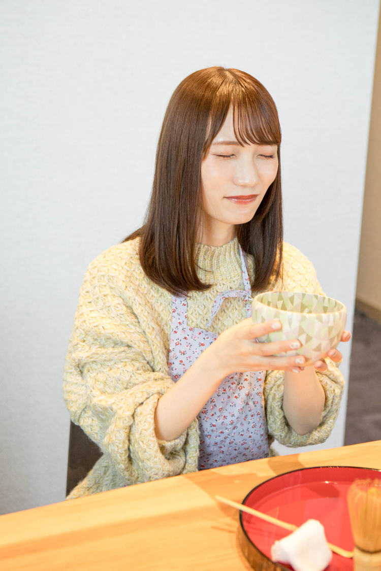 お茶の美味しさをこれでもかと噛みしめる江嶋｜26時のマスカレイド 江嶋綾恵梨「えじのお茶会体験記〜大和撫子になっちゃうよ？〜」第2回より