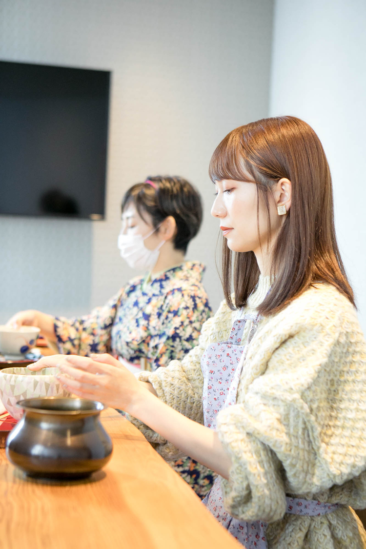 真剣な表情でレッスンに挑む江嶋｜26時のマスカレイド 江嶋綾恵梨「えじのお茶会体験記〜大和撫子になっちゃうよ？〜」第2回より