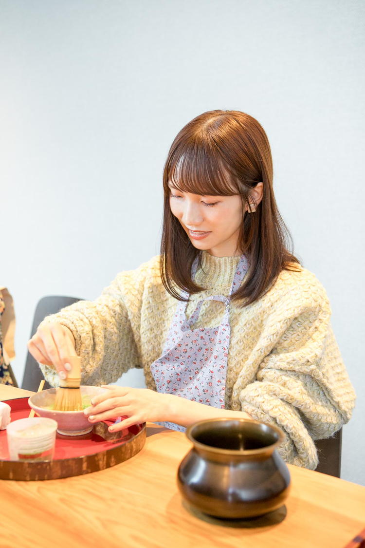 スタッフにお茶を点てる江嶋｜26時のマスカレイド 江嶋綾恵梨「えじのお茶会体験記〜大和撫子になっちゃうよ？〜」第2回より