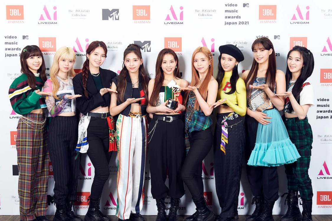 NiziU（©渡邊玲奈（田中聖太郎写真事務所））