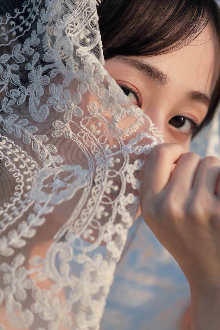 伊藤美来 サイン入り写真集 「Sheer」 サイン入り生写真