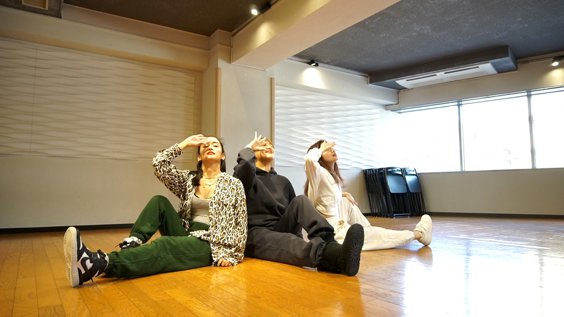 「【ダンスコラボ】アンエンユリと一緒にIVEの「ELEVEN」を踊ってみたよ❤️‍🔥❤」より