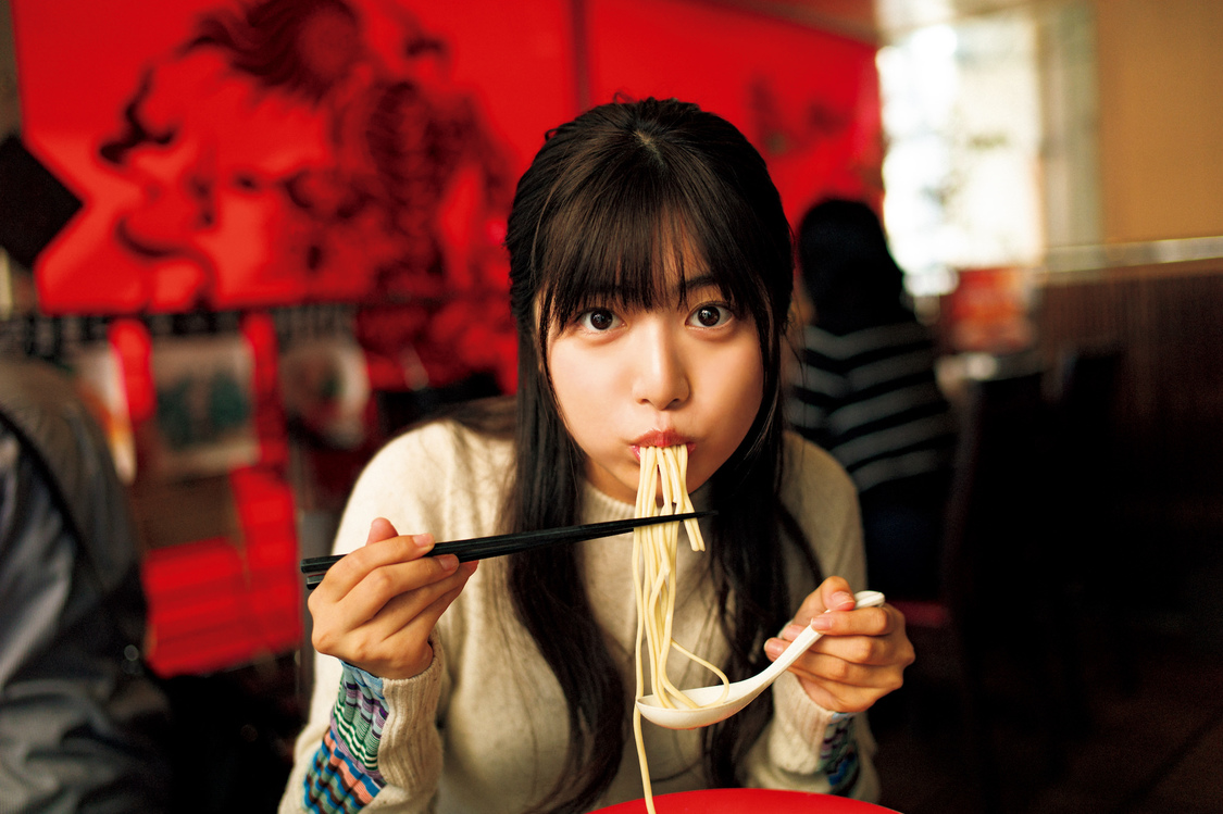 吉田莉桜 2nd写真集より（撮影：細居幸次郎／秋田書店）