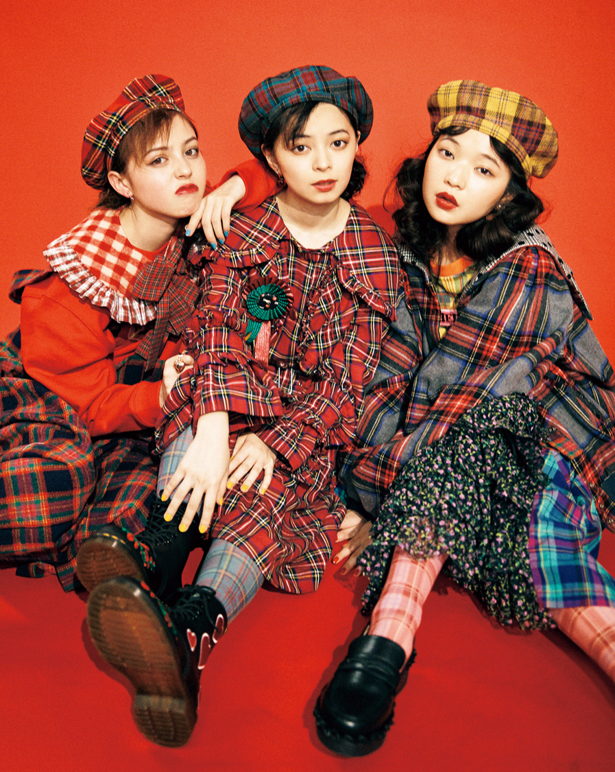 左：加藤ナナ 中：上國料萌衣 右：田中芽衣「GIRLY CHRONICLE」｜『LARME 039』