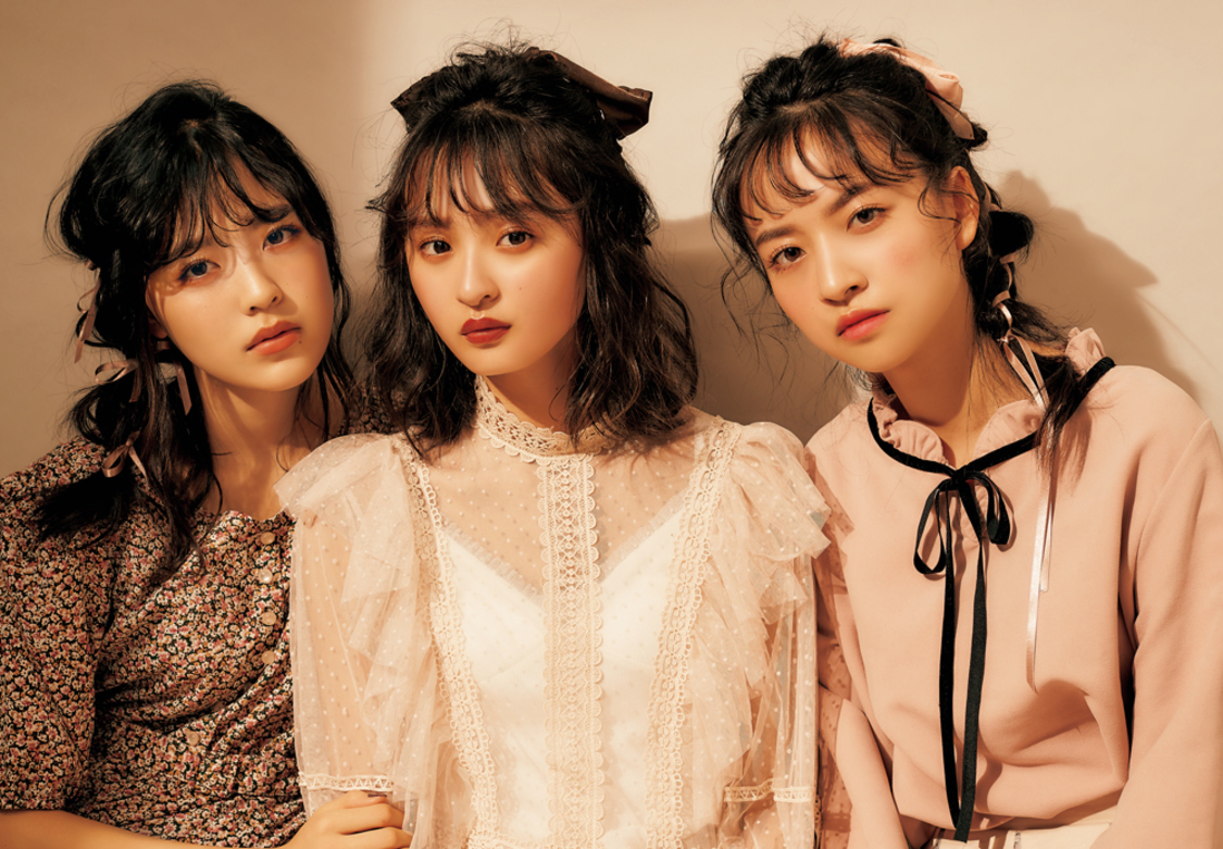 列左より：柴田柚菜、遠藤さくら、金川紗耶（乃木坂46 4期生）「AMBIGUOUS HAIR ARRANGE」｜『LARME 039』