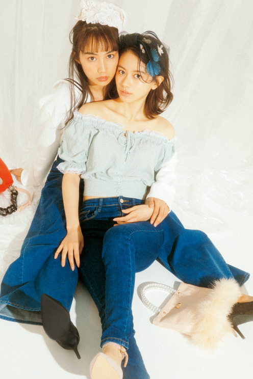 左：黒木ひかり 右：山本舞香「Feelings of SPRING DENIM」｜『LARME 039』