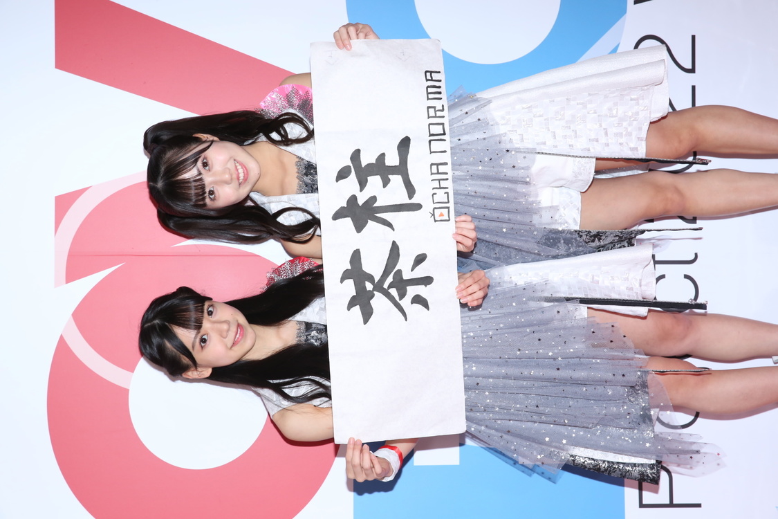 左から、米村姫良々・窪田七海