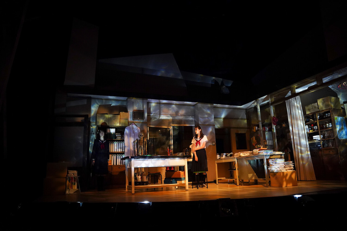 ©1998 恩田陸／新潮社　©舞台「六番目の小夜子」製作委員会（撮影：伊藤智美）