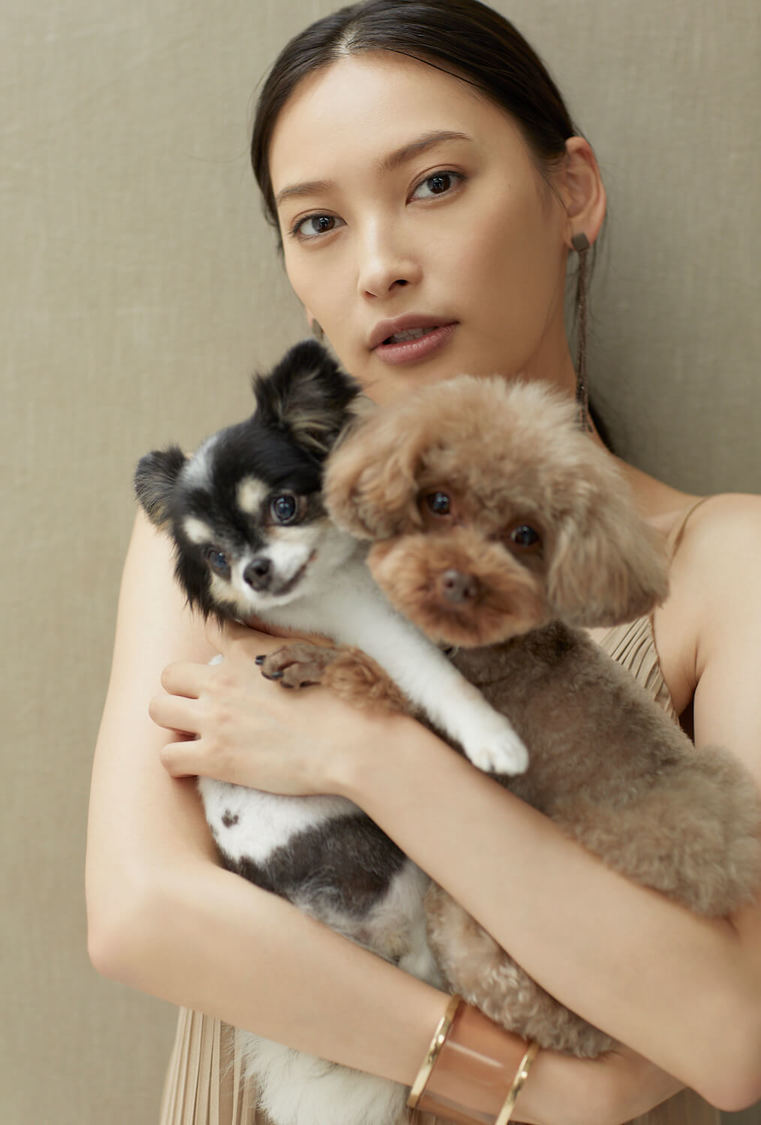 『大政絢 カレンダー2022』 STARDUST SHOPPERS特典イメージカット（©SDP）