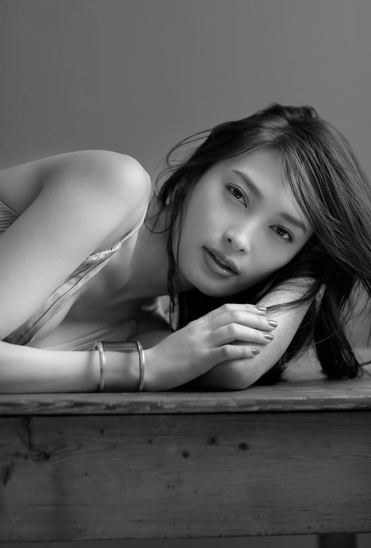 『大政絢 カレンダー2022』HMV&BOOKS online／HMV店舗／ローソン店頭Loppi特典イメージカット（©SDP）