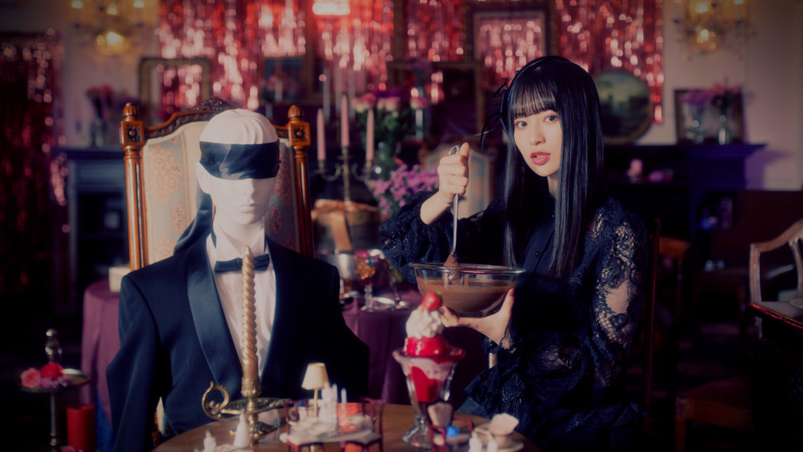 「チョコレートメランコリー」MVより（©YOANI/KING RECORDS）